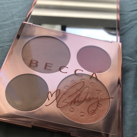 Becca x Chrissy teigen glow face palette - Picture 3 of 5